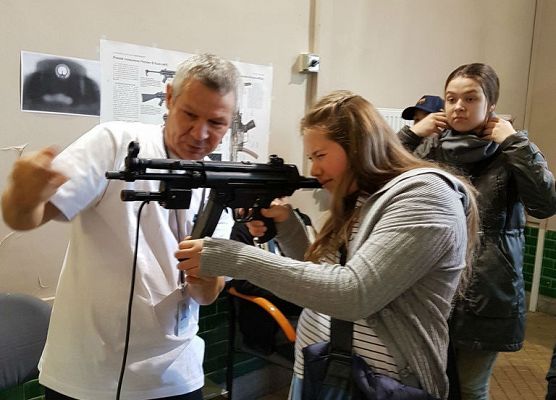 Wyjątkowa okazja, żeby potrzymać sztabkę złota grafika