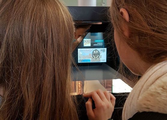 Wyjątkowa okazja, żeby potrzymać sztabkę złota grafika