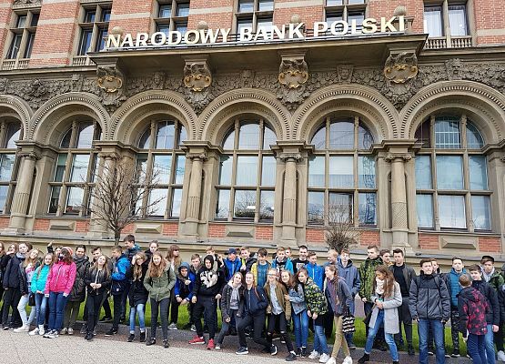 Wyjątkowa okazja, żeby potrzymać sztabkę złota grafika