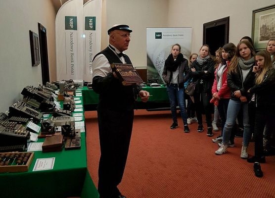 Wyjątkowa okazja, żeby potrzymać sztabkę złota grafika