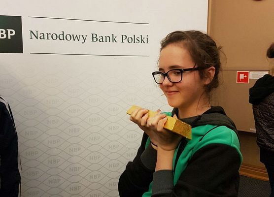 Wyjątkowa okazja, żeby potrzymać sztabkę złota grafika