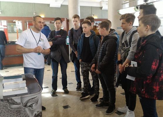 Wyjątkowa okazja, żeby potrzymać sztabkę złota grafika