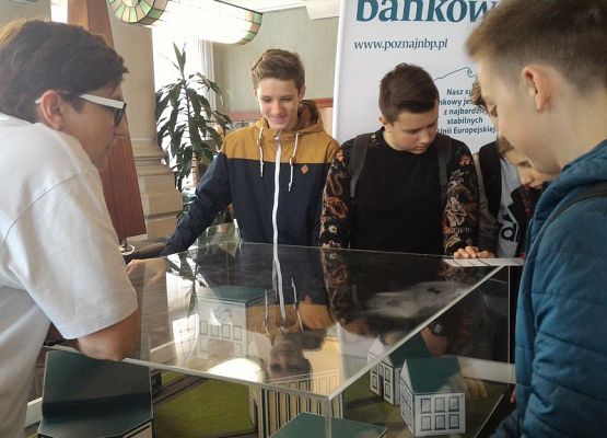 Wyjątkowa okazja, żeby potrzymać sztabkę złota grafika