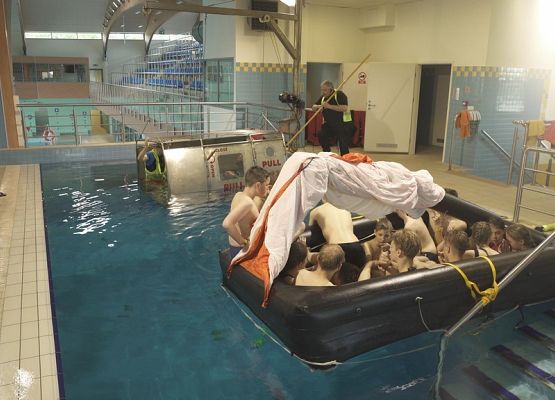 Ekipa projektu kosmicznego na zajęciach przetrwania w wodzie grafika