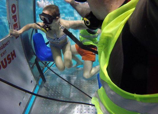 Ekipa projektu kosmicznego na zajęciach przetrwania w wodzie grafika