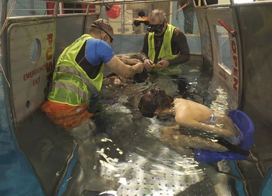 Ekipa projektu kosmicznego na zajęciach przetrwania w wodzie grafika