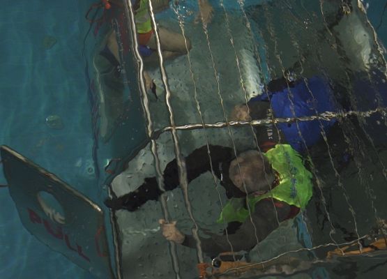 Ekipa projektu kosmicznego na zajęciach przetrwania w wodzie grafika