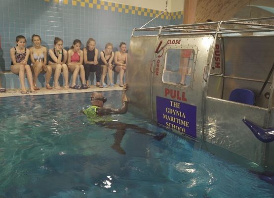 Ekipa projektu kosmicznego na zajęciach przetrwania w wodzie grafika