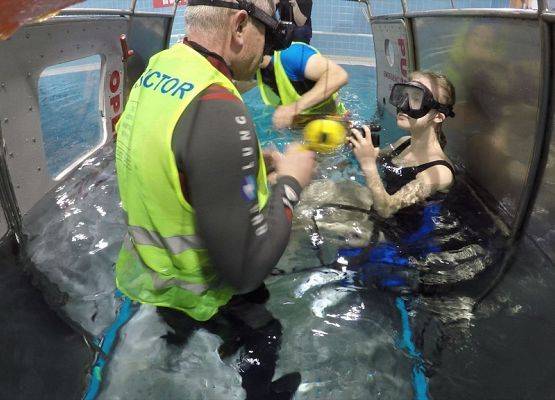 Ekipa projektu kosmicznego na zajęciach przetrwania w wodzie grafika