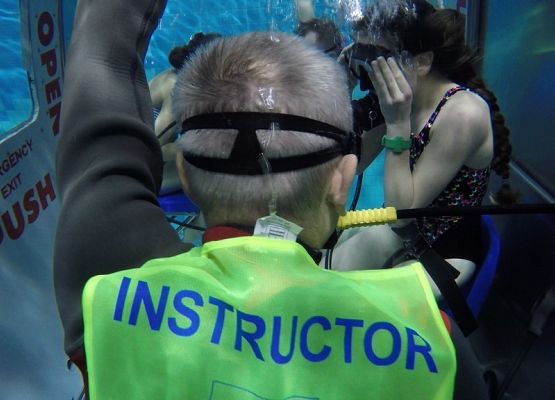 Ekipa projektu kosmicznego na zajęciach przetrwania w wodzie grafika