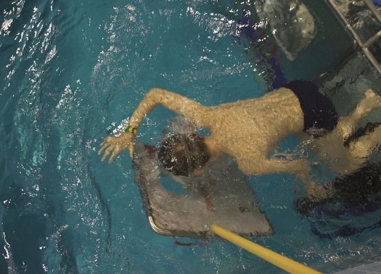 Ekipa projektu kosmicznego na zajęciach przetrwania w wodzie grafika