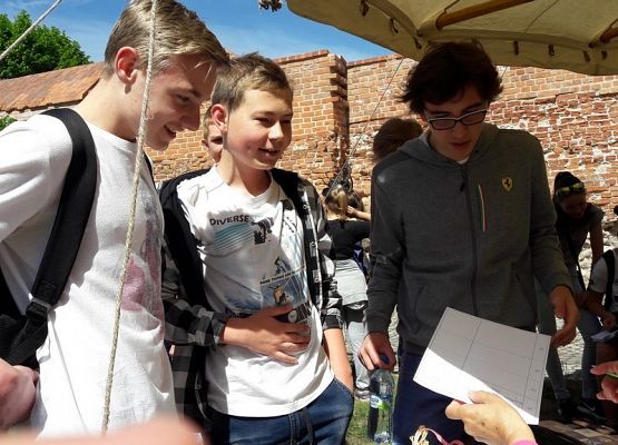 Terenowa gra historyczna grafika