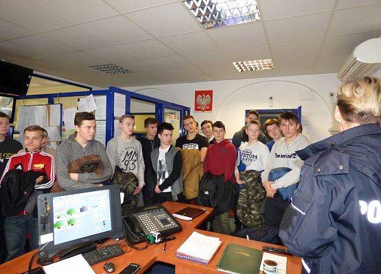 Trzecioklasiści na Komendzie Policji grafika