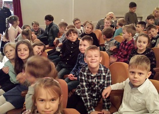 Pierwszoklasiści w teatrze grafika