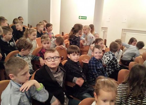 Pierwszoklasiści w teatrze grafika