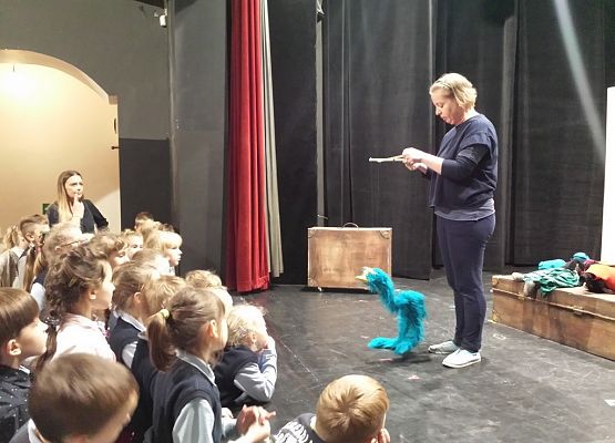 Pierwszoklasiści w teatrze grafika