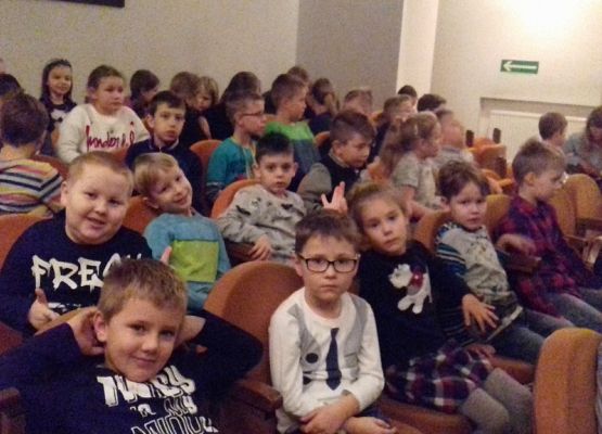 Pierwszoklasiści w teatrze grafika