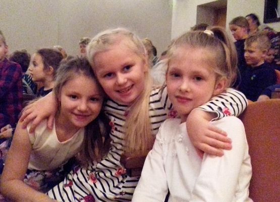 Pierwszoklasiści w teatrze grafika