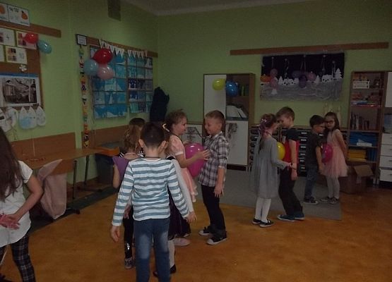 Półmetek nauki za pierwszakami grafika