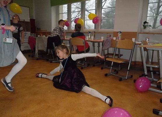 Półmetek nauki za pierwszakami grafika