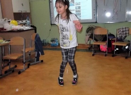 Półmetek nauki za pierwszakami grafika