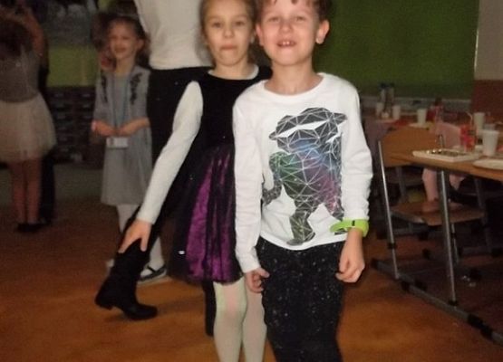 Półmetek nauki za pierwszakami grafika