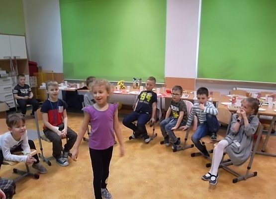 Półmetek nauki za pierwszakami grafika