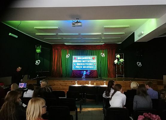 Sukces Amelii i Kingi  w Wojewódzkim  Konkursie Recytatorskim  Obcojęzycznej Poezji Miłosnej grafika