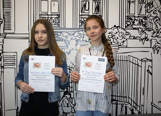 Sukces Amelii i Kingi  w Wojewódzkim  Konkursie Recytatorskim  Obcojęzycznej Poezji Miłosnej grafika