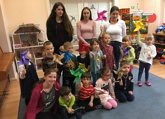 Wolontariuszki w przedszkolu grafika