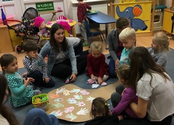 Wolontariuszki w przedszkolu grafika