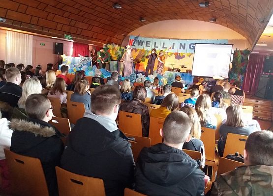 Klasa IIIb na Dniach Kultury Angielskiej grafika