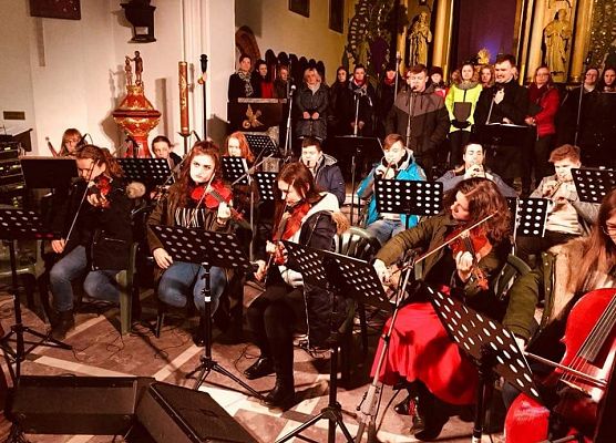 Absolwenci w wielkanocnym koncercie grafika