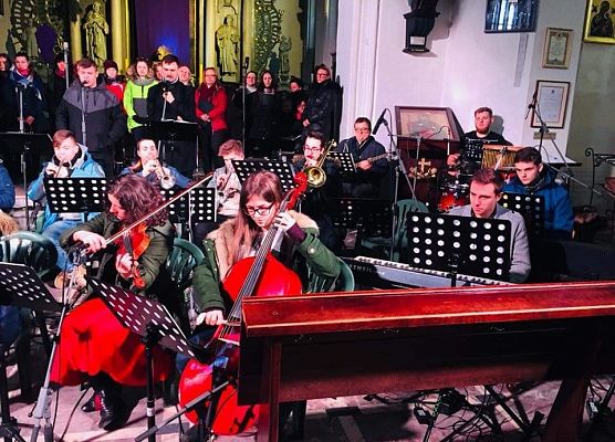 Absolwenci w wielkanocnym koncercie grafika