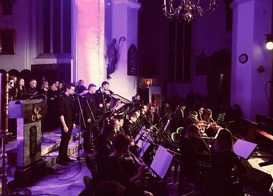 Absolwenci w wielkanocnym koncercie grafika