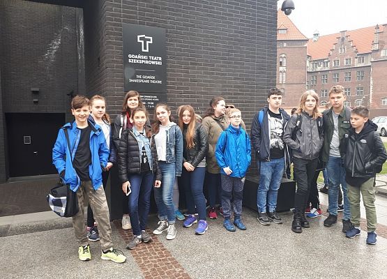 VIIa i IId na lekcji w Teatrze Szekspirowskim grafika