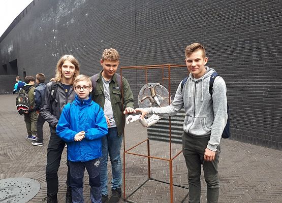 VIIa i IId na lekcji w Teatrze Szekspirowskim grafika