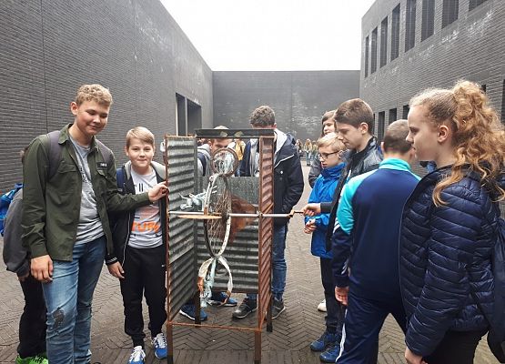 VIIa i IId na lekcji w Teatrze Szekspirowskim grafika