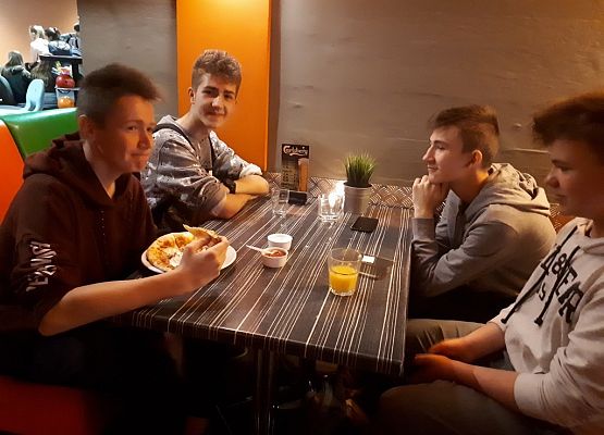 VIIa i IId na lekcji w Teatrze Szekspirowskim grafika