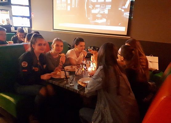 VIIa i IId na lekcji w Teatrze Szekspirowskim grafika