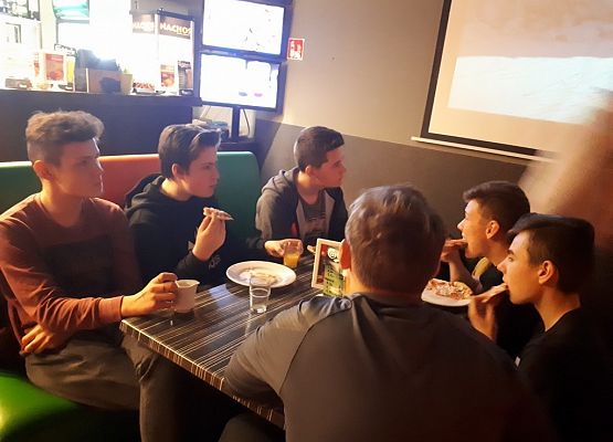 VIIa i IId na lekcji w Teatrze Szekspirowskim grafika