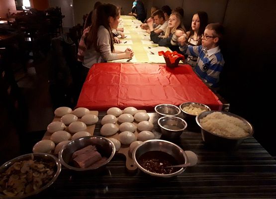 VIIa i IId na lekcji w Teatrze Szekspirowskim grafika