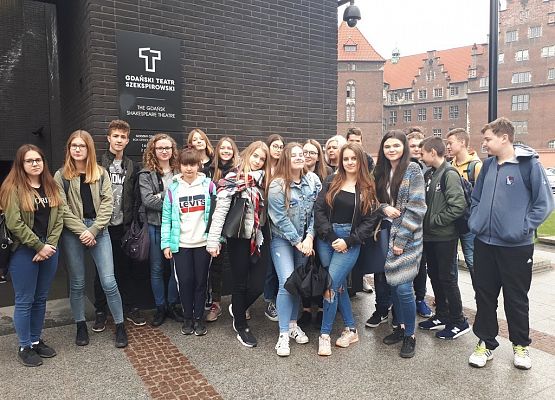 VIIa i IId na lekcji w Teatrze Szekspirowskim grafika