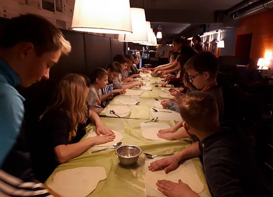 VIIa i IId na lekcji w Teatrze Szekspirowskim grafika