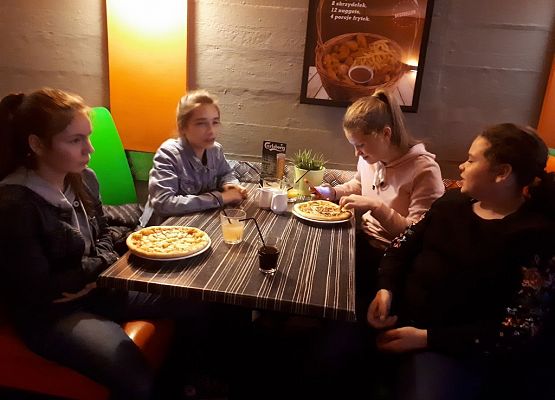 VIIa i IId na lekcji w Teatrze Szekspirowskim grafika