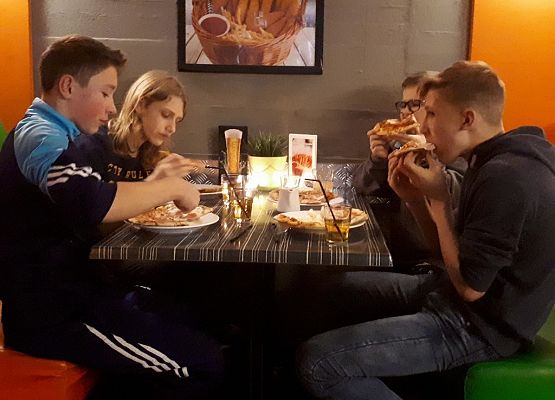 VIIa i IId na lekcji w Teatrze Szekspirowskim grafika