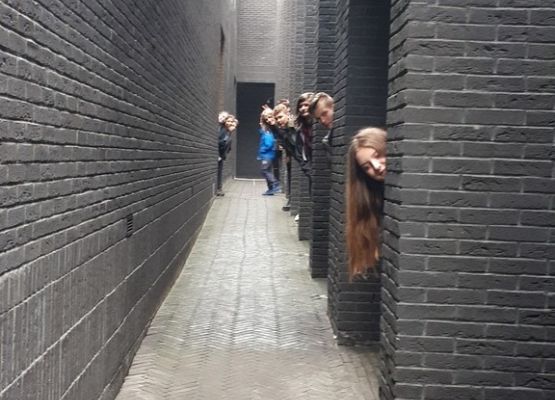 VIIa i IId na lekcji w Teatrze Szekspirowskim grafika