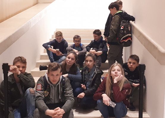 VIIa i IId na lekcji w Teatrze Szekspirowskim grafika