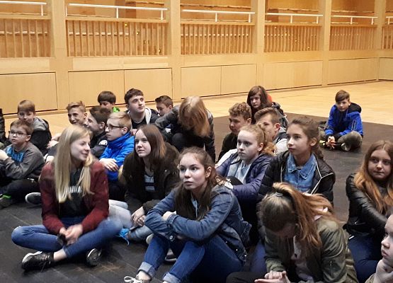 VIIa i IId na lekcji w Teatrze Szekspirowskim grafika