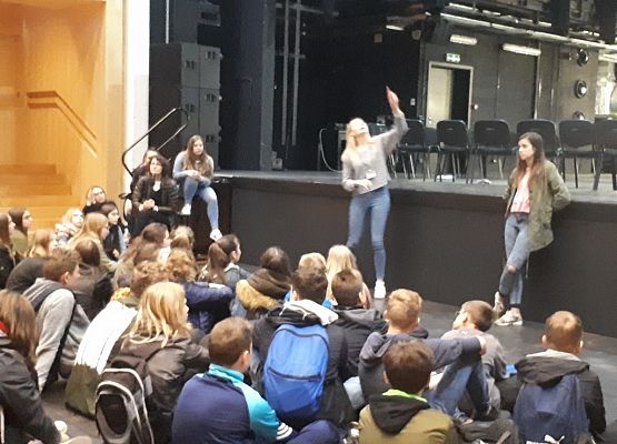 VIIa i IId na lekcji w Teatrze Szekspirowskim grafika